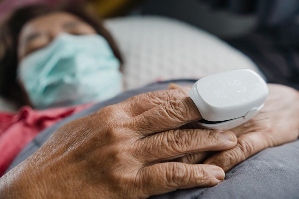 Study: Oximeters often overestimate COVID patients’ oxygen levels, delaying care (By: Mary Van Beusekom, MS)