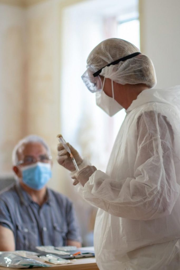 Older people at slightly lower risk of adverse events after Moderna than Pfizer COVID vaccine (by: Mary Van Beusekom, MS)