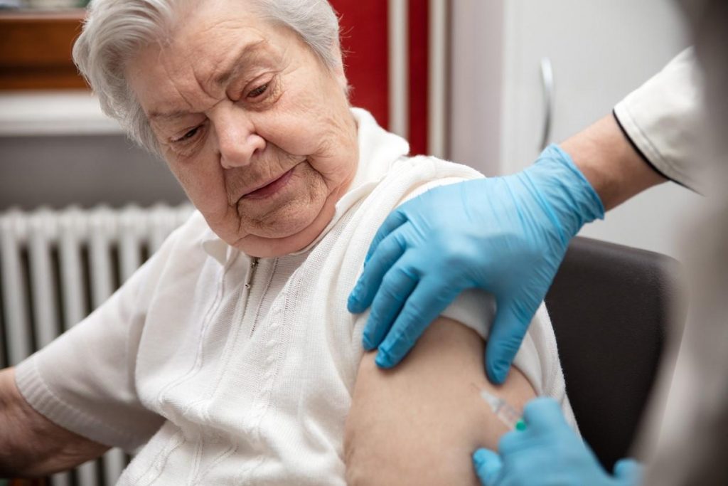 CDC advisers make universal COVID vaccine recommendation (by: Lisa Schnirring)