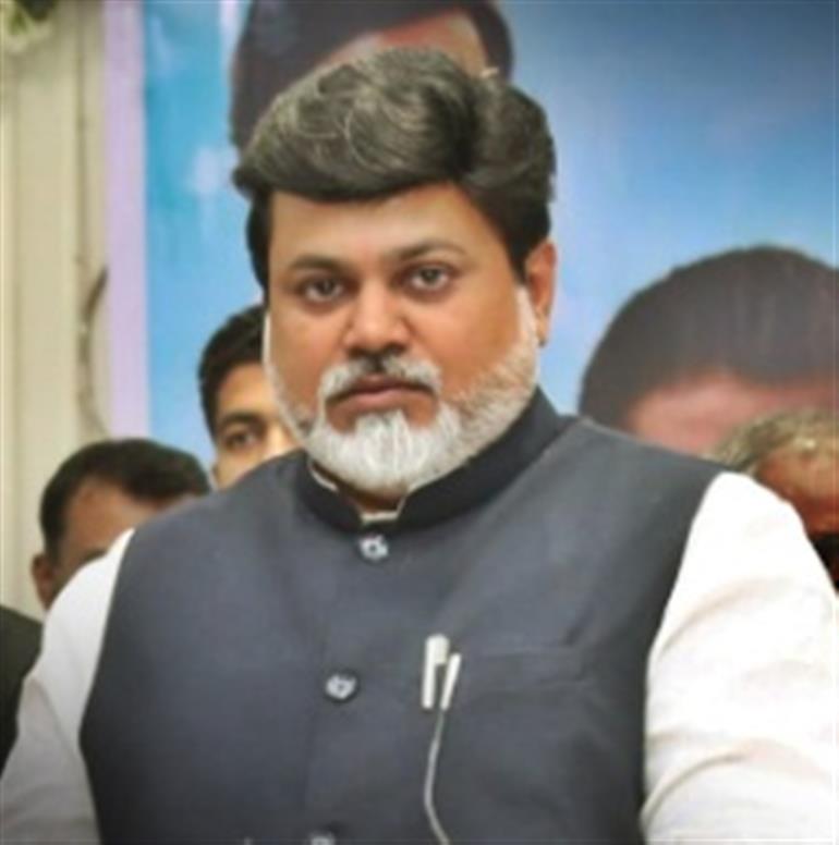 Sacked cop’s reinstatement by Thackeray drove biz out of Maha: Minister