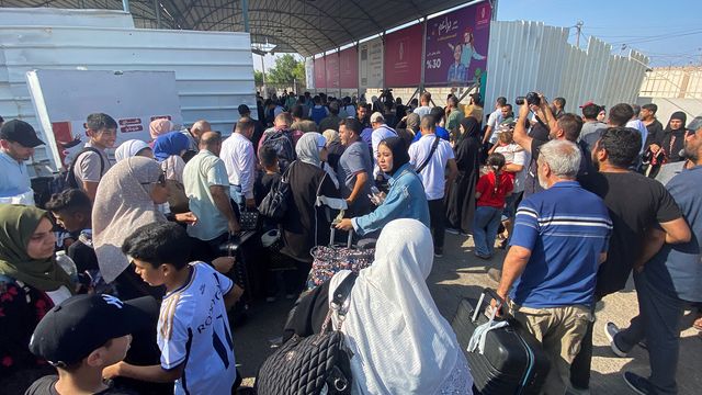 First foreign passport holders leave Gaza to Egypt through Rafah crossing