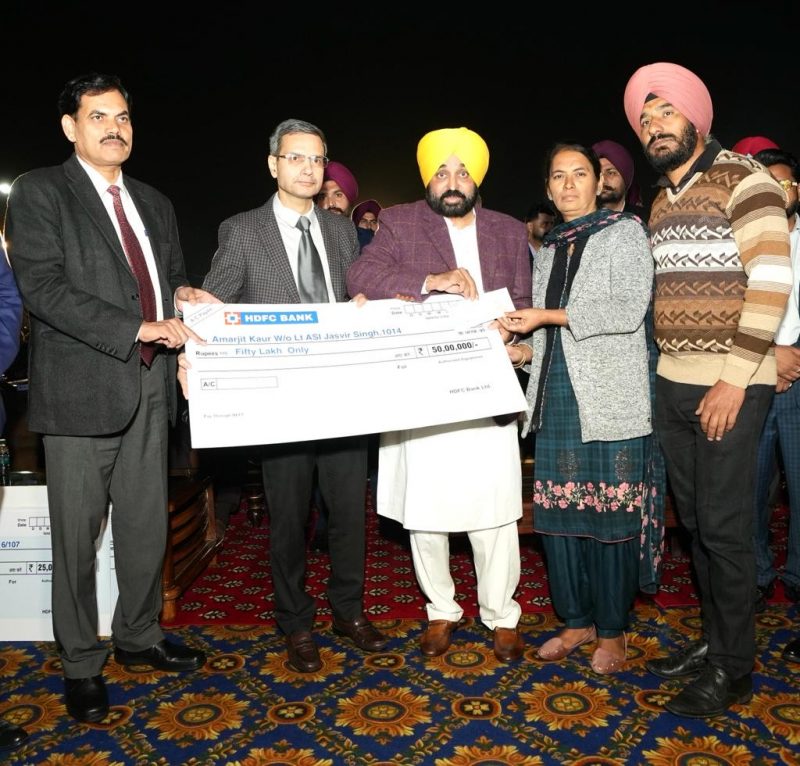 CM hands over cheques of ex-gratia grant to the family of cops who laid down their lives