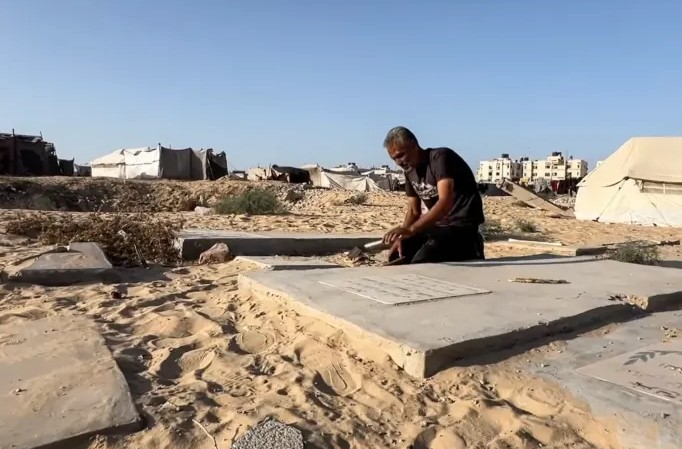 Graveyards are now last option shelters in Gaza for Palestinians amid ruins- By Al Jazeera Staff