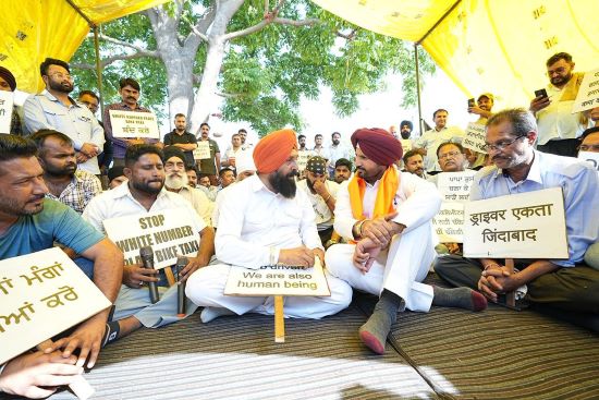 Warring joins protesting cab drivers; supports their demands