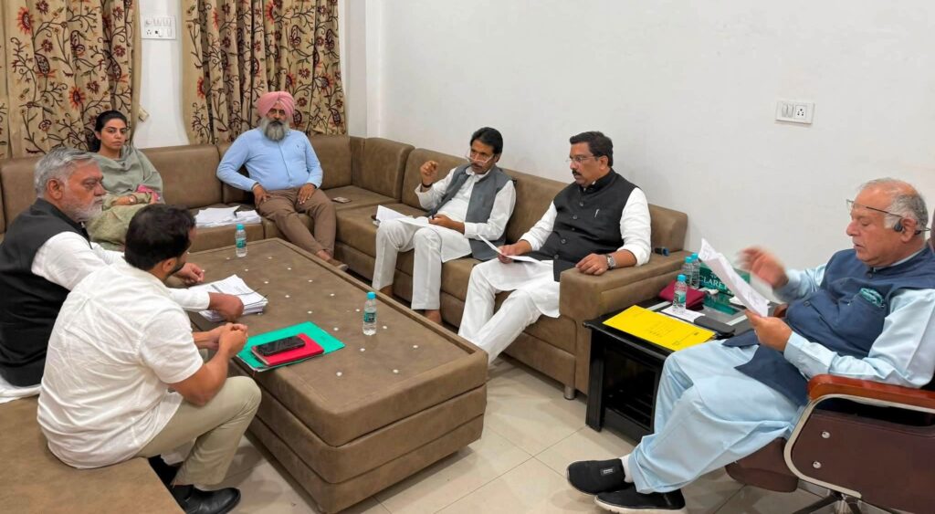 Pargat Singh Attends Congress District-Level Screening Meeting in Srinagar